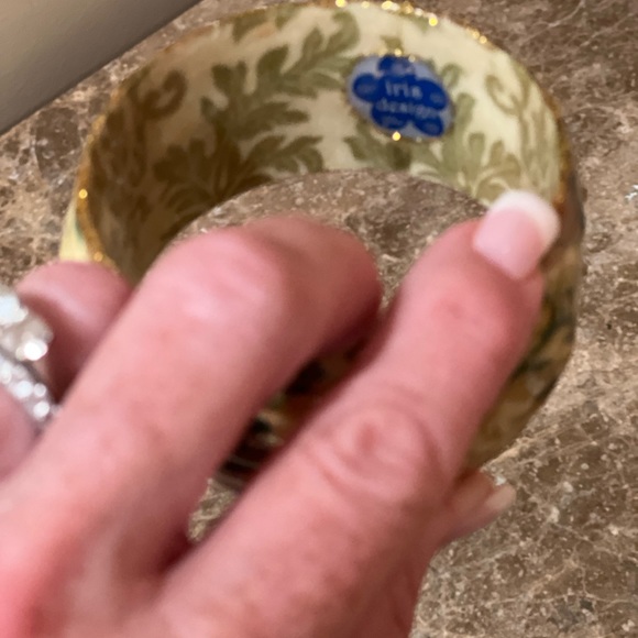 Iris Design bangle bracelet - Picture 2 of 3